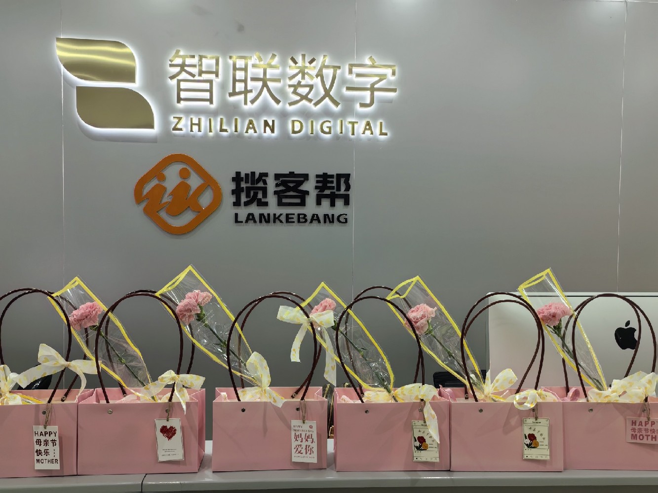 以花之名，獻(xiàn)愛母親-智聯(lián)數(shù)字母親節(jié)準(zhǔn)備了一份特別的禮物!